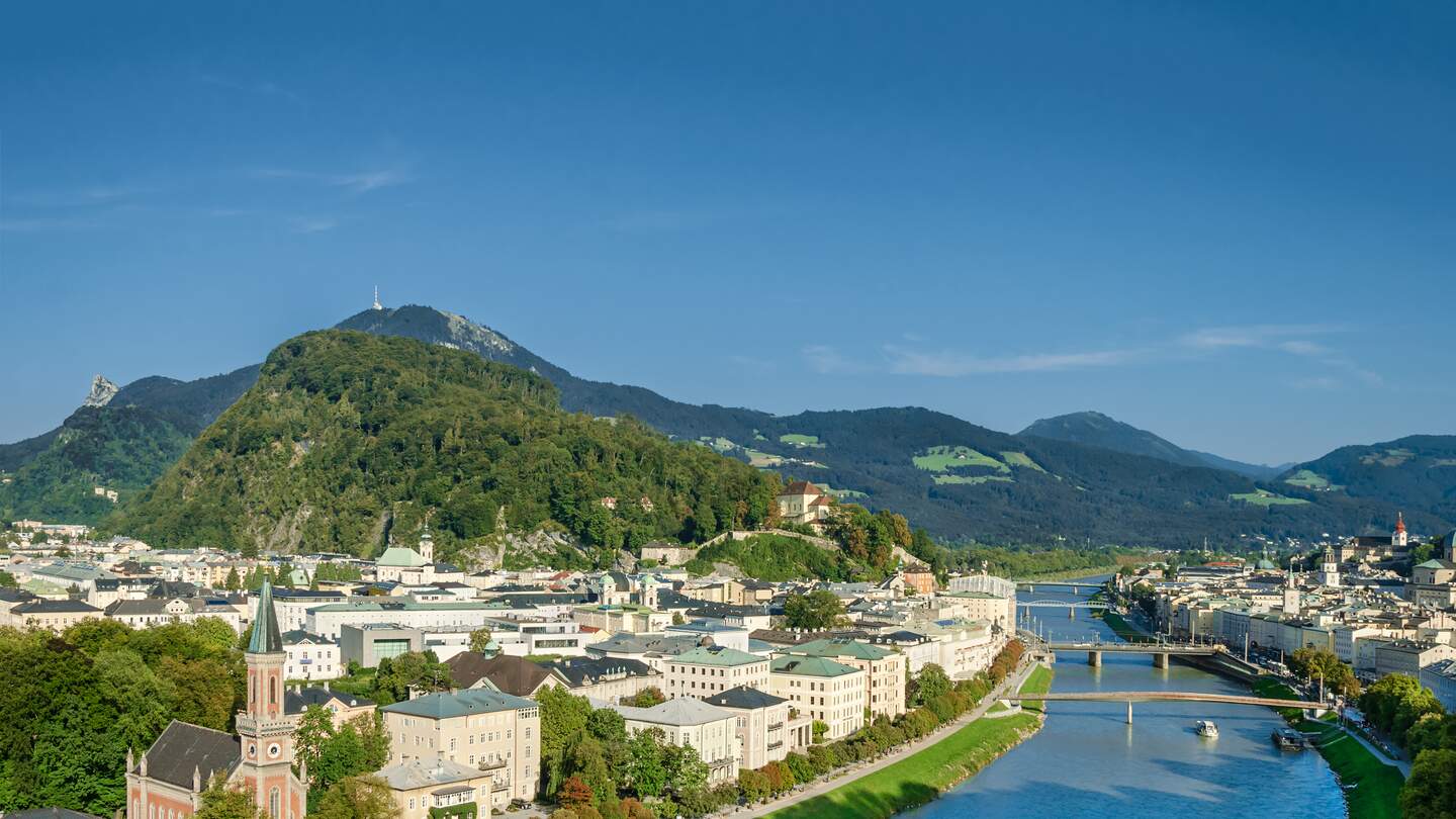 Altstadt von Salzburg flankiert vom Kapuzinerberg | © Gettyimages.com/PeterHermesFurian