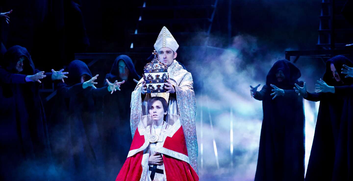 Szenenbild aus Die Päpstin Musical in Fulda mit der Krönung der Päpstin. | © Spotlight Musicals/Peter Scholz