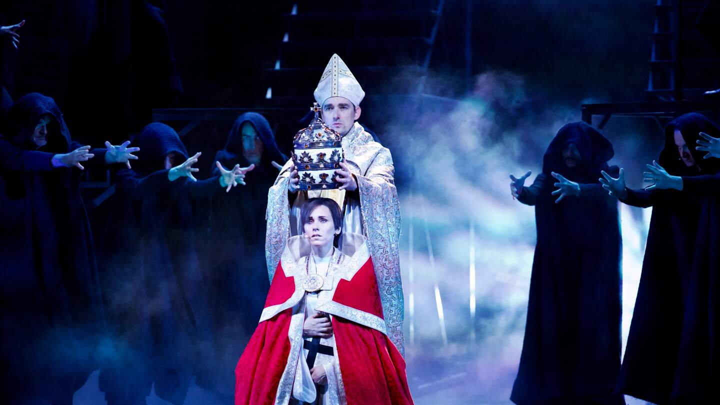 Szenenbild aus Die Päpstin Musical in Fulda mit der Krönung der Päpstin. | © Spotlight Musicals/Peter Scholz