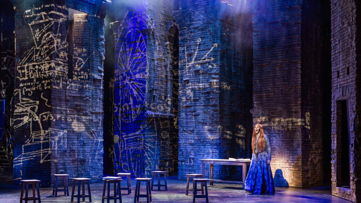 Szenenbild aus Die Päpstin Musical in Fulda mit Haupdarstellerin der Päpstin. | © Spotlight Musicals/Christian Tech