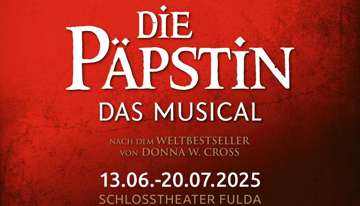 Logo b zw. Schiftzug zu Die Päpstin beim Musicalsommer Fulda 2025. | © Spotlight Musicals
